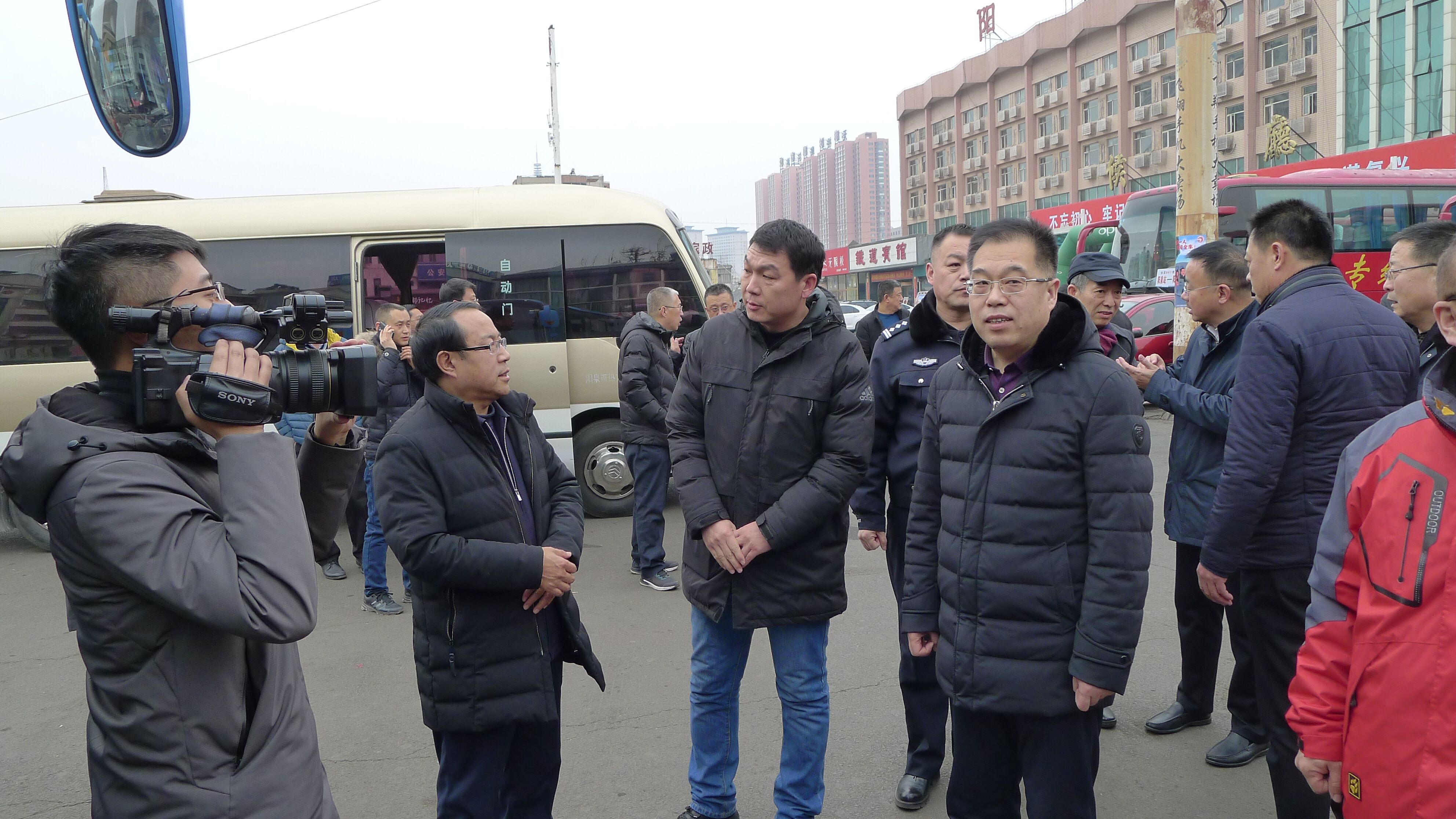 副市長(cháng)呼亞民、國資委主任彭國勇檢查春運工作