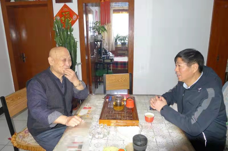 春節前夕公司黨委委員、副總經(jīng)理王潤貴代表公司黨委班子看望軍轉干部余永升，送去米、面等慰問(wèn)品。